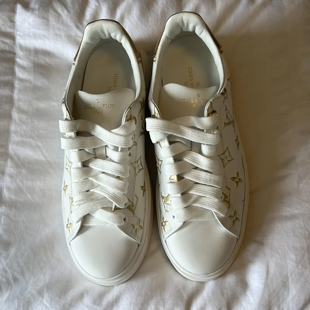 Brand new Louis Vuitton shoes. Size 10. White with gold accent. - Picture 4 of 9